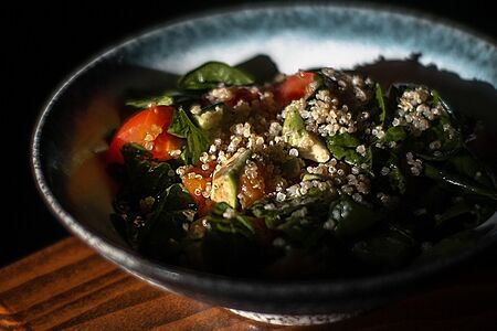 Салат с форелью, шпинатом и киноа