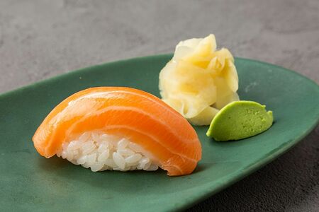 Суши лосось