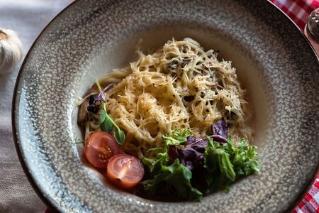 Спагетти в сливочном соусе с курицей и грибами