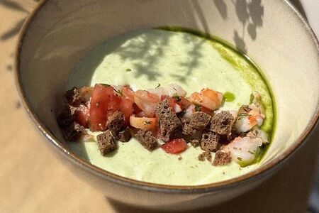 Крем-суп из брокколи тартаром из креветок