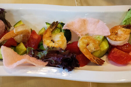 Салат с тигровыми креветками и авокадо