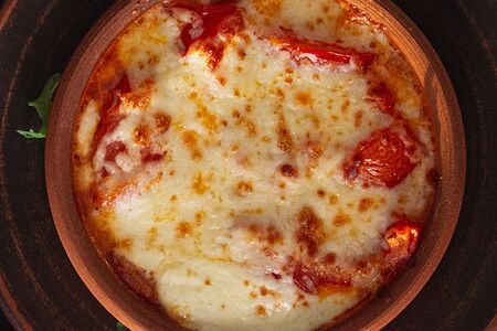 Жареный сулугуни с помидорами на кецах