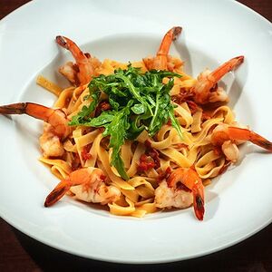 Паста с креветками, рукколой и вяленым томатом