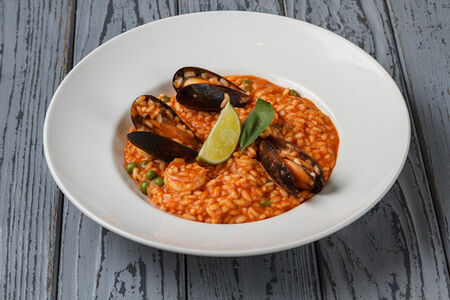 Ризотто с морепродуктами в соусе том ям