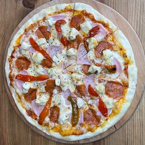 Мясная пицца на толстом тесте