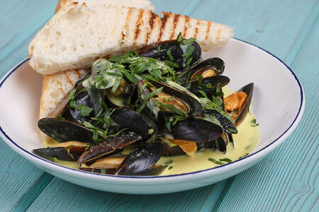 Мидии в сырном соусе