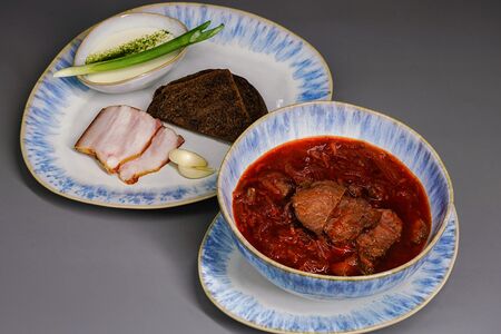 Борщ с говядиной и сметаной