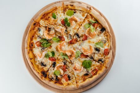 Пицца с креветками под соусом том ям