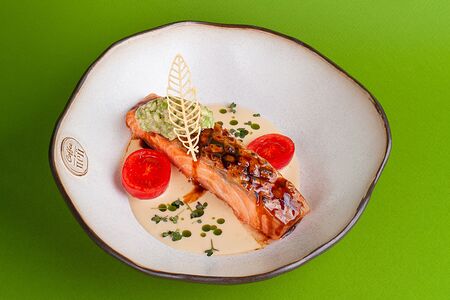 Лосось с чатни из авокадо