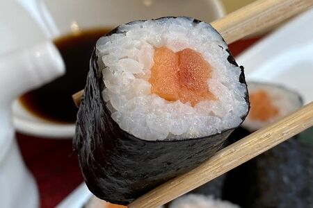 Мини-роллы с лососем