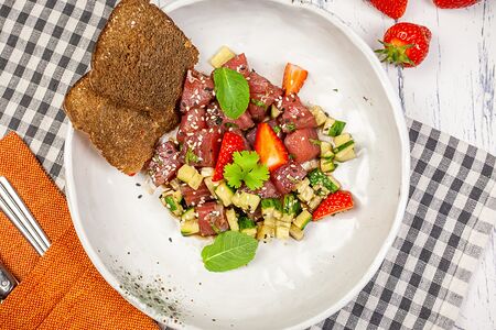 Севиче из тунца с мятой и клубникой