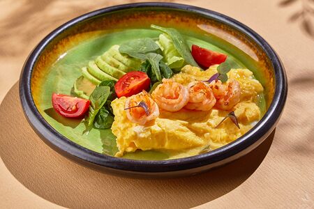 Французский омлет с креветками и авокадо