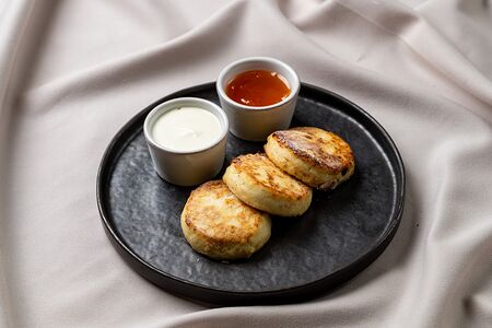 Сырники с вареньем и сметаной