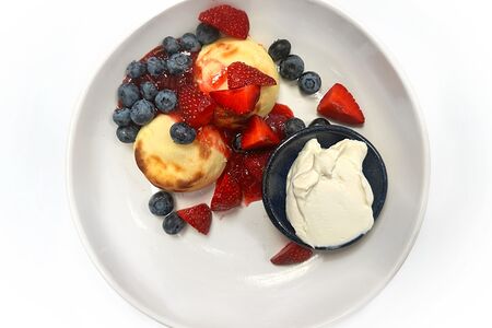 Ванильные сырники с клубникой и голубикой