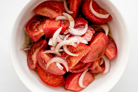 Салат из сладких помидоров с красным луком