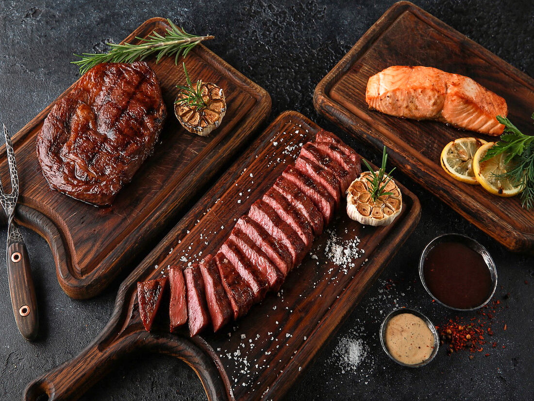 Меню изи москва. Стейк ИТ ИЗИ Арбат 21. Steak it easy ресторан. Steak it easy Мясницкая. Стейк в ресторане.