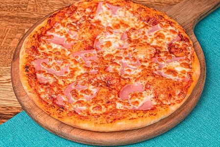 Пицца с ветчиной и сыром