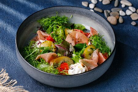 Салат с хамоном и пряной грушей