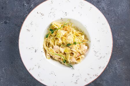 Паста с лососем с соусом песто