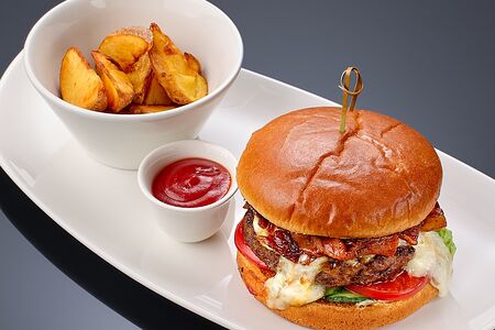 Чизбургер с картофелем фри