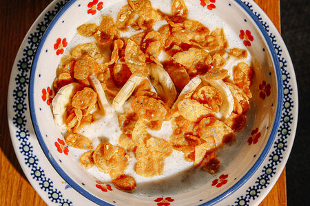 Овсяная каша с бананом, миндальным кремом и кукурузными хлопьями