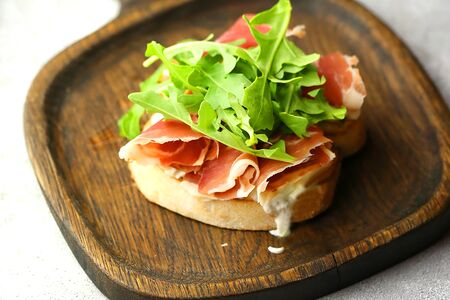 Брускетта с пармой