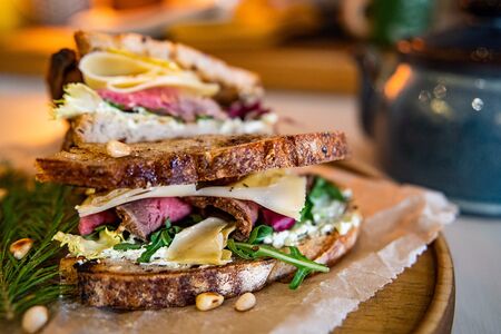 Английский с ростбифом и вялеными томатами