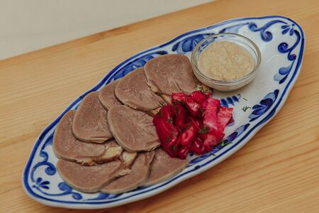 Телячий язык с гурийской капустой