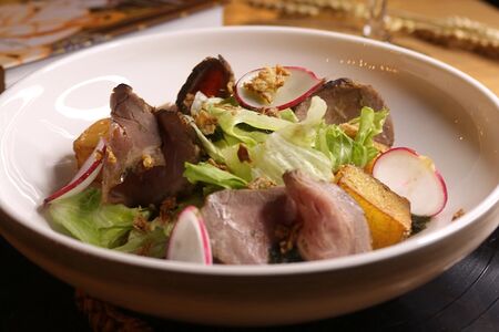 Салат с ростбифом