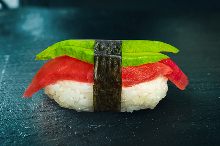 Суши с тунцом и авокадо