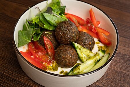Фалафель с соусом тахини, овощами и мятным дрессингом