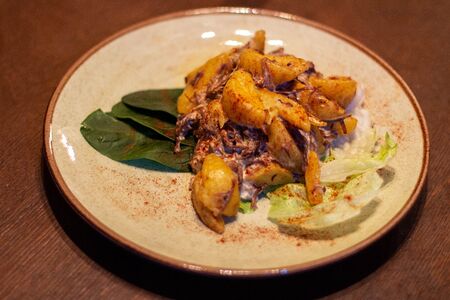 Картофельные дольки с рваной телятиной и сырным соусом