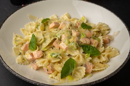 Паста Фарфалле с лососем в сливочном соусе