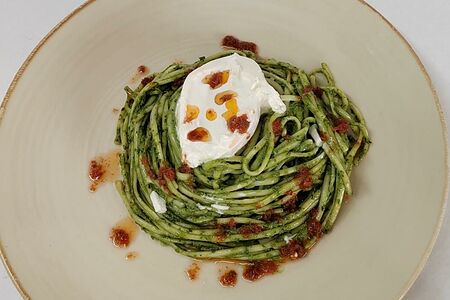 Лингвини с бурратой, соусом песто и вялеными томатами