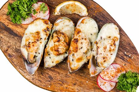 Мидии в сливочном соусе запеченные с сыром