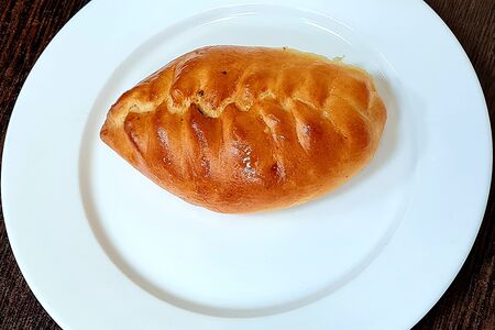 Пирожок с ветчиной и сыром