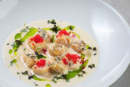 Гребешки в сливочно-винном соусе с тобико