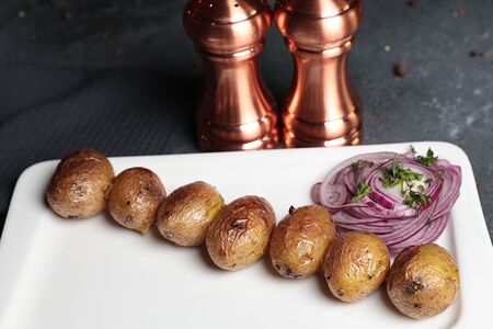 Молодой картофель на гриле