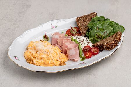 Большой скрэмбл Nomad с мортаделлой