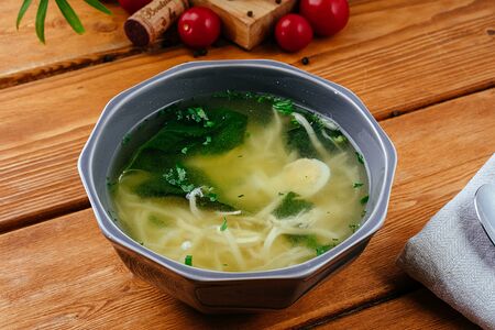 Куриный бульон с лапшой и перепелиным яйцом