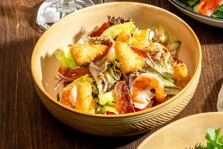 Салат с вяленой хурмой, креветками и жареным сыром