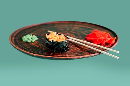 Гункан с острым лососем