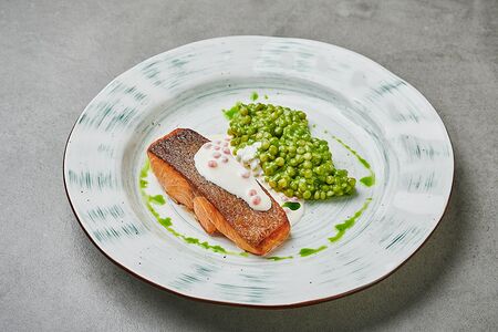 Рулет из форели с птитимом в сливочном соусе