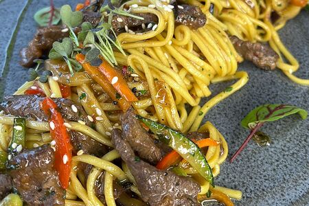 Яичная лапша с говядиной в перечном соусе