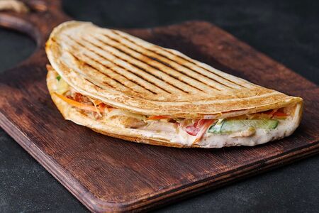 Закрытая пицца с бараниной