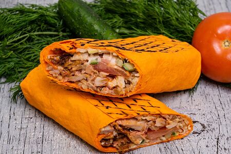 Шаурма куриная в сырном лаваше