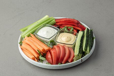 Сет овощей с чесночным и сырным соусами  