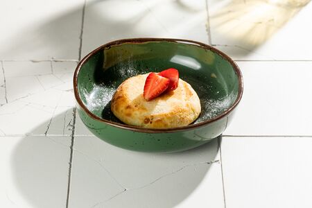 Большой сырник с начинкой манго-маракуйя