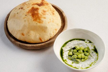 Дзадзики с тартаром из огурца, маслом петрушки и питой