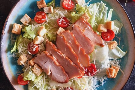 Салат Цезарь с курицей